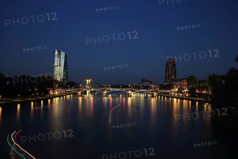 Skyline with European Central Bank ECB 185m, Hotel Lindner Main Plaza and river at night, night view, long exposure, light strips, lighting, reflection, Ignatz Bubis bridge, hotel, Main Plaza, Frankfurt am Main, Hesse, Germany