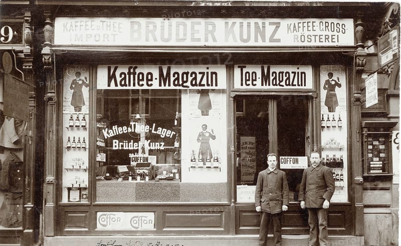 Vienna, Pokornygasse 7, 19th district, coffee magazine, tea magazine, Brüder Kunz, shop, sale, coffee roastery, historical photo of a coffee and tea shop with two men in front of the entrance, 1924