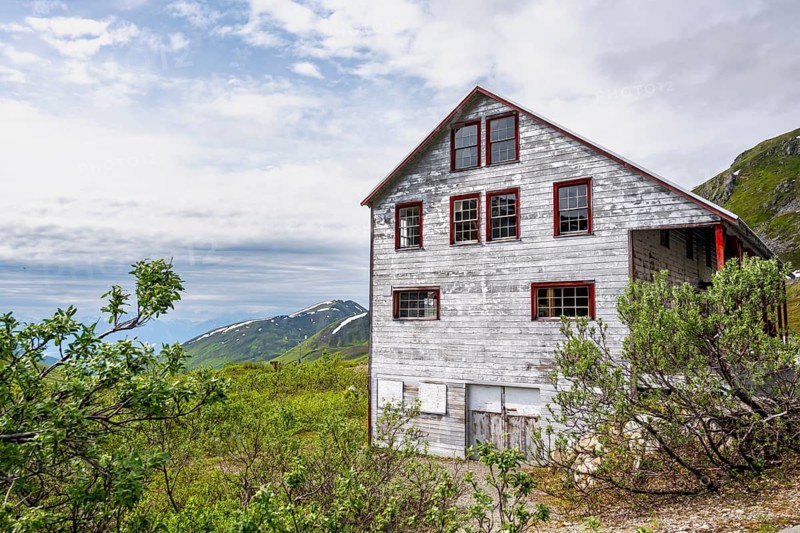 Building of the former Gold Mine Independence Mine in mountainous landscape, Independence Mine State Historical Park, Hatcher Pass, Talkeetna Mountains, Alaska, USA