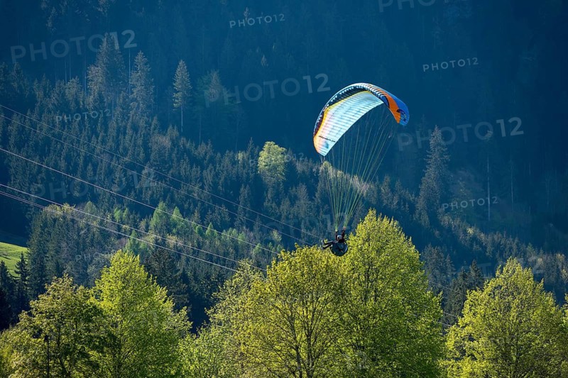 Symbolic image, danger, paraglider threatening to fly into pipes on landing, Schwangau near Füssen, Ostallgäu district, Swabia, Bavaria, Germany