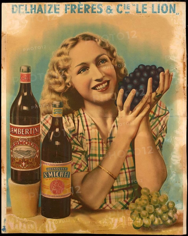 Advertising poster, beverage advertisement, advertising poster for Delhaize Frères & Cie Le Lion depicting a smiling woman in a checkered dress holding grapes. There are two bottles on the table, Lambertini Vermouth on the left and Quinoquina S. Michel on the right, around 1910, authentic reproduction of a historical advertising poster, advertising sign, in high resolution
