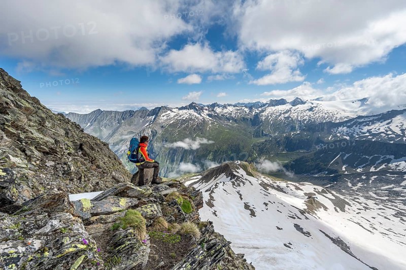 Mountaineer at the Schönbichler Scharte, view of mountain landscape with snow and glacier, mountain panorama with summit Großer Mörchner and Zsigmondyspitze, Berliner Höhenweg, Zillertal Alps, Tyrol, Austria