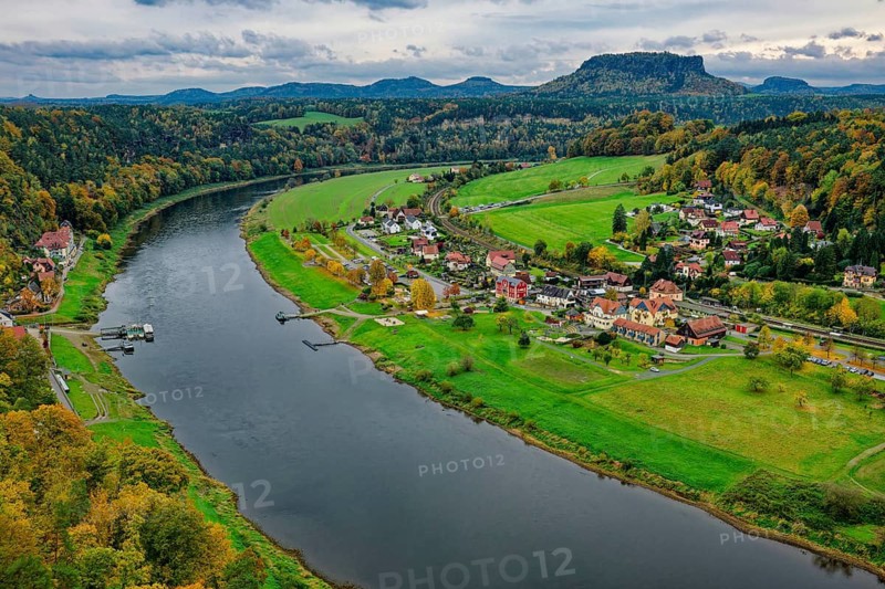 View of the river Elbe, Lilienstein in the background, Saxon Switzerland, Elbe Sandstone Mountains, Saxony, Germany