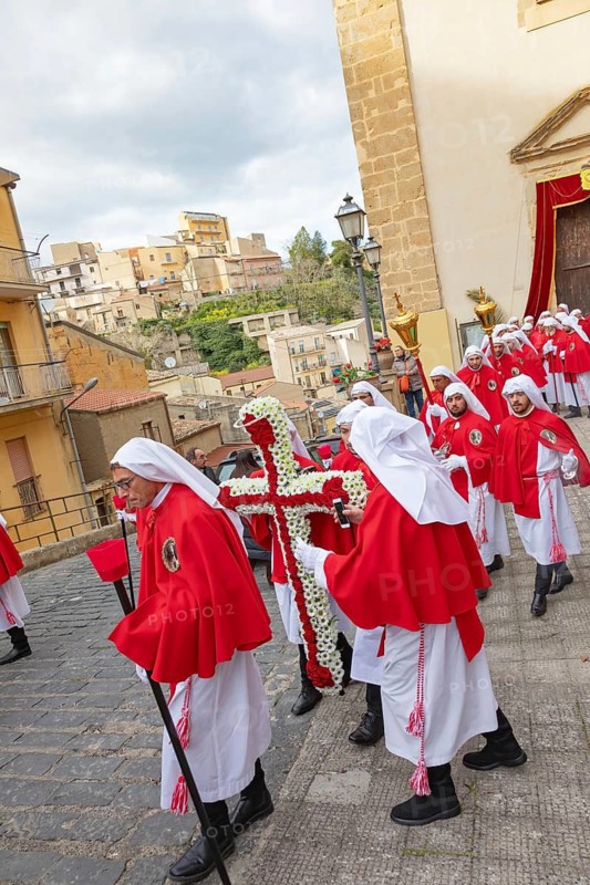 Confraternity of penitents gathering outside San Leonardo church, Enna, Siclly, Italy