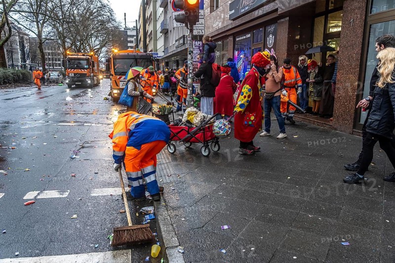 Sweep on Rose Monday in Düsseldorf, the municipal utilities clean up after the train, confetti, camels, trash, employees of AWISTA, Society for Waste Management and City Cleaning, central disposal and urban cleaning companies in Düsseldorf, clean the train's path with their street cleaning machines, North Rhine-Westphalia, Germany