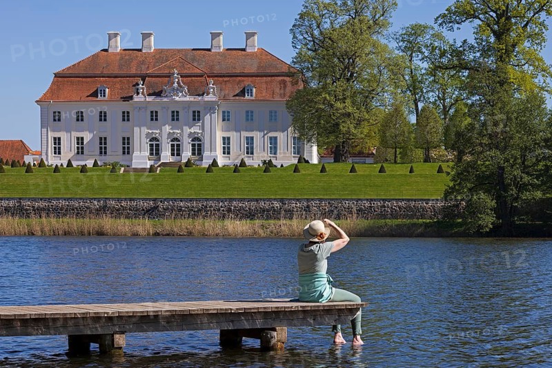 Meseberg Castle, Baroque Castle, Guesthouse of the German Federal Government, Huwenowsee, boat dock, woman photographed, Meseberg, Brandenburg, Germany