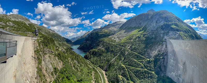 Panoramic view of the free-floating viewing platform Airwalk on a 200-meter high dam from the Kölnbrein dam in on Maltatal with Galgenbichl reservoir Galgenbichl compensation tank intermediate storage plant, part of pumped storage power plant Malta-Oberstufe Hauptstufe of pumped storage power plant Malta, Maltatal, Hohe Tauern, Carinthia, Austria