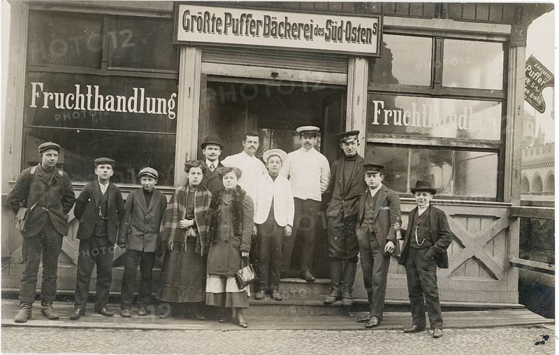 Puffer bakery, Rhineland, South-East, fruit, vegetables, boys, shop, work, twenties, crowd in front of a large bakery and fruit shop, around 1920