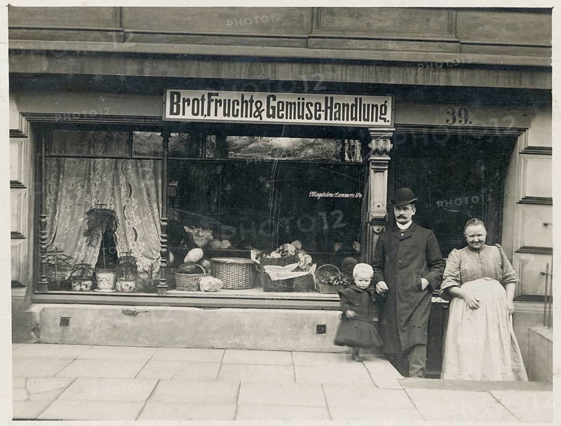 Hamburg, fruit shop, vegetable store, married couple, shop, sale, old vegetable shop with a shop window, a family standing outside. Nostalgic black and white atmosphere, 1908