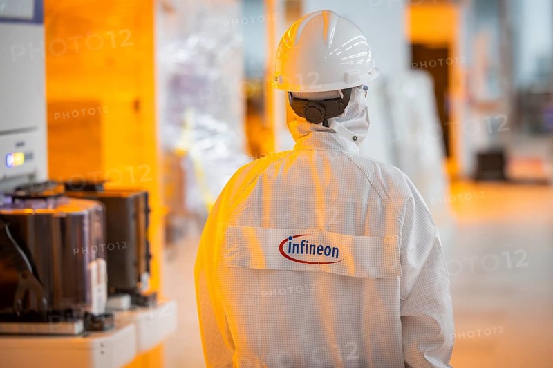 Clean room of Infineon Technologies AG's new Smart Power Fab in Dresden on June 10. The Smart Power Fab will be officially opened on July 2. With an investment volume of five billion euros, the new plant is the largest single investment in Infineon's history and one of the largest investment projects in Germany. Measurement system for quality control of the 300 mm wafer manufacturing process in Infineon Technologies AG's new Smart Power Fab in Dresden, Dresden, Saxony, Germany
