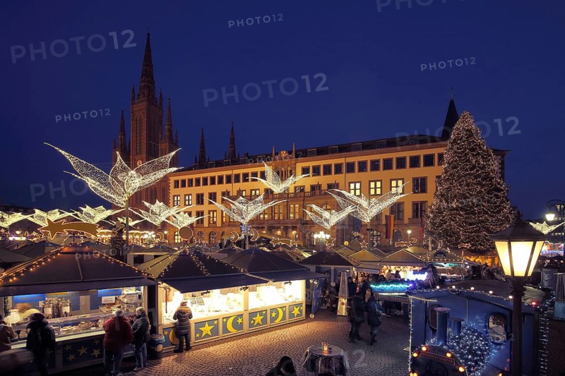 New town hall and neo-gothic market church at shooting star market, fairy lights Christmas market, Christmas decoration, Christmas tree, lighting, figures, market stalls, night view, twilight, blue hour, tourism, Schlossplatz, Wiesbaden, Taunus, Hesse, Germany