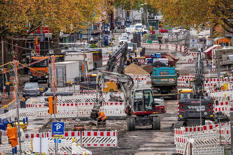 Large-scale construction site on Alleestrasse in downtown Bochum, road construction, construction of new cycle lanes, sidewalks, road surfaces, renewal of canals and water collection systems, trenches, for rainwater, greening, sustainable and modern road conversion, North Rhine-Westphalia, Germany
