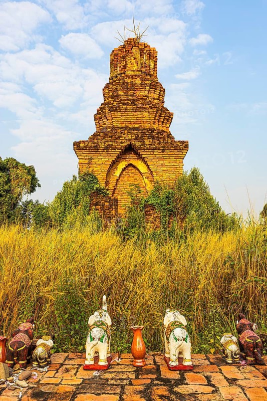 Abandoned temple ruins of Wat Chedi Chet Yot, near Kamphaeng Phet, Kamphaeng Phet Province, Thailand