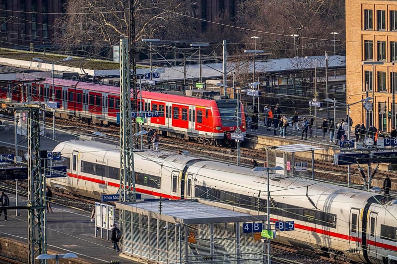 Cologne-Messe/Deutz station, 2nd largest train station in Cologne, transfer station between long-distance and local transport, exhibition station, 8 platform tracks, North Rhine-Westphalia, Germany