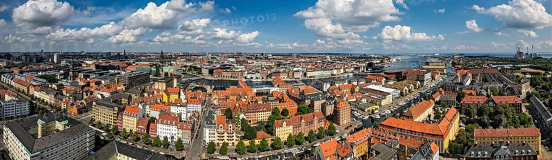 Weitläufige Stadtansicht mit roten Dächern unter blauem Himmel mit Wolken, Kopenhagen, Dänemark, Panorama
