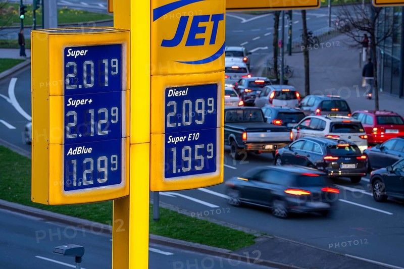 Gas station, high fuel prices due to the war in the Middle East, display board, jet gas station at Berliner Platz in Essen, North Rhine-Westphalia, Germany