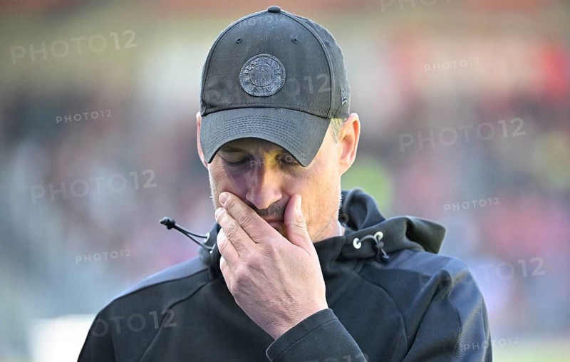 Coach coach Alexander Blessin FC St. Pauli portrait thoughtful soccer Bundesliga, Voith-Arena, Heidenheim, Baden-Württemberg, Germany