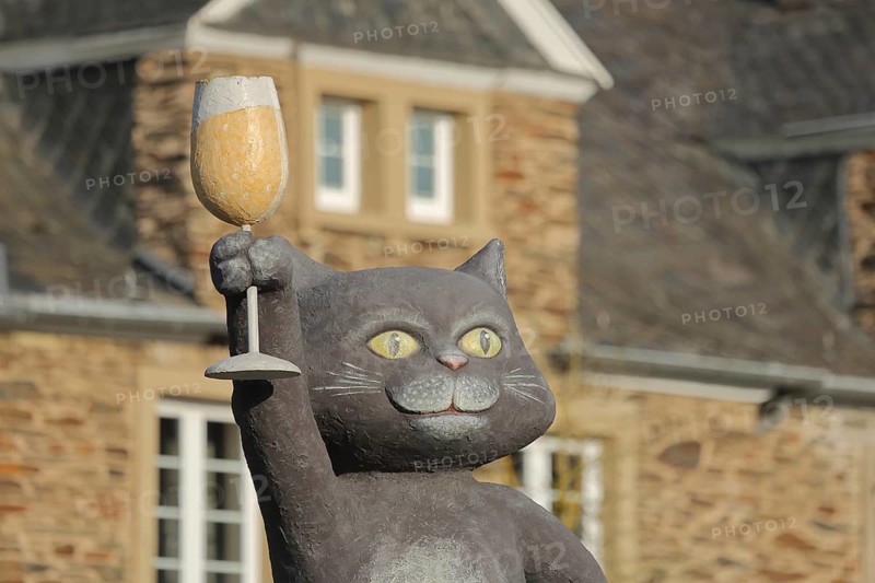 Zeller Schwarze Katz holding up with wine glass, symbol of wine and wine-growing region, gray cat figurine, black tomcat, cheers, advertising, sculpture, modern art, Zell an der Moselle, Untermosel, Rhineland-Palatinate, Germany