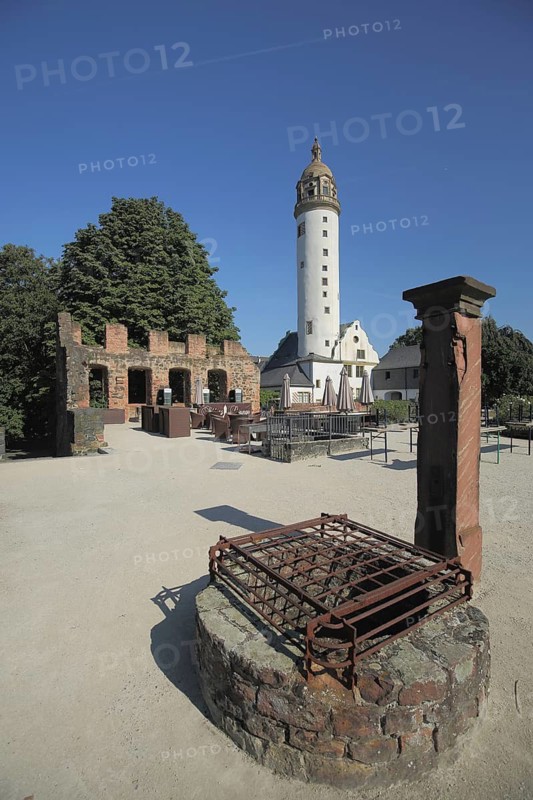 Courtyard and fountain with well shaft, castle tower, Renaissance, Old Palace, Höchst, Frankfurt am Main, Hesse, Germany