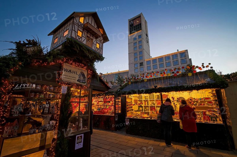 Christmas market with Christmas stalls, stalls, New Town Hall, Christmassy, blue hour, Stuttgart, Baden-Württemberg, Germany
