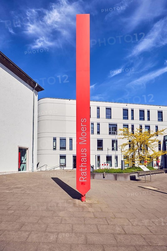 Stele with inscription Rathaus Moers, town hall, commercial building, modern architecture, façade with windows, blue sky, cirrus clouds, Unterwallstraße, Moers, Wesel district, North Rhine-Westphalia, Germany
