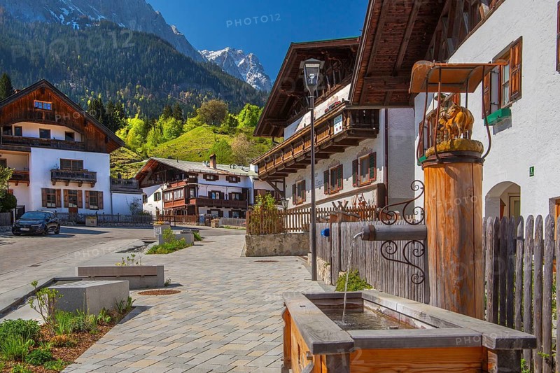 Oberer Dorfplatz mit der Zugspitze 2962m, Grainau, Werdenfelser Land, Upper Bavaria, Bavaria, Germany