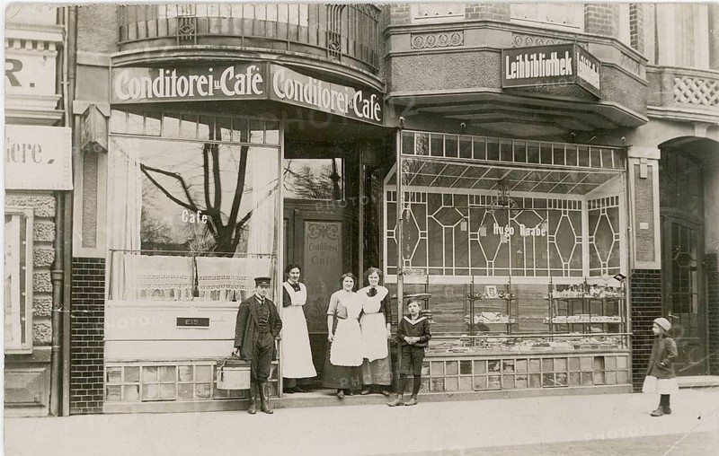 Confectionery, lending library, café, children, business, pastry shop with large glass front, people in historic clothing in front of it, around 1920