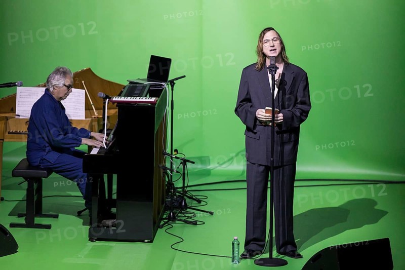 Lars Eidinger reads Hauspostille by Bertolt Brecht accompanied by Hans-Jörn Brandenburg on the piano at Berlin's Friedrichstadtpalast on 20 January 2025