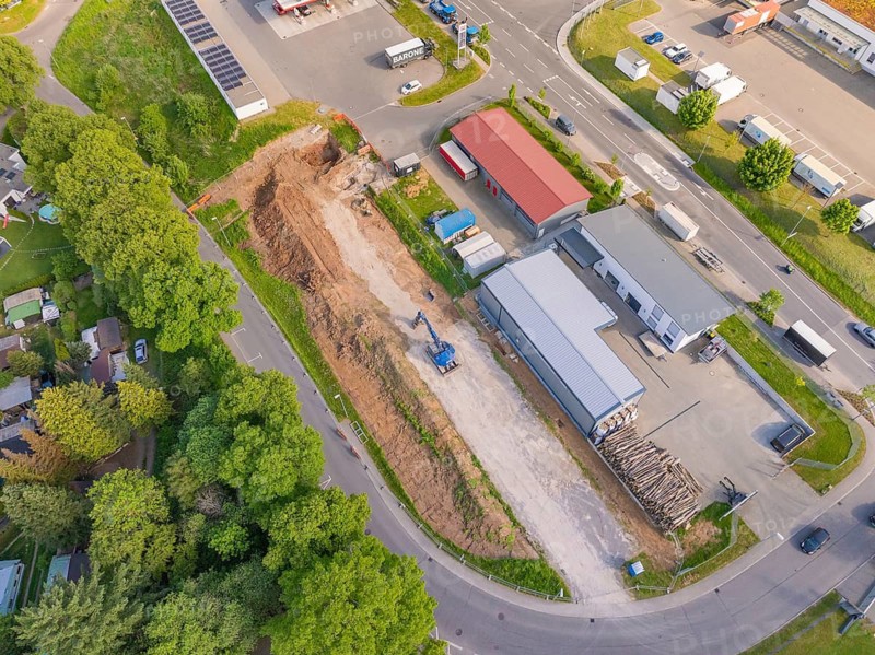 Bird's-eye view of construction site with excavator and surrounding buildings, Parkhaus Bau, Calw, Germany