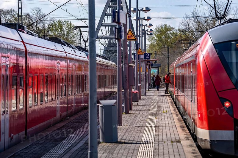 S-Bahn train in front of the Düsseldorf-Hamm S-Bahn station, at Medienhafen, local train