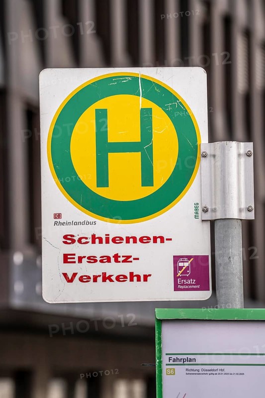Rail replacement service by buses during conversion and refurbishment of Düsseldorf-Wehrhahn S-Bahn station, extensive work on platforms, tracks, station building, sometimes considerable temporary restrictions for passengers, North Rhine-Westphalia, Germany