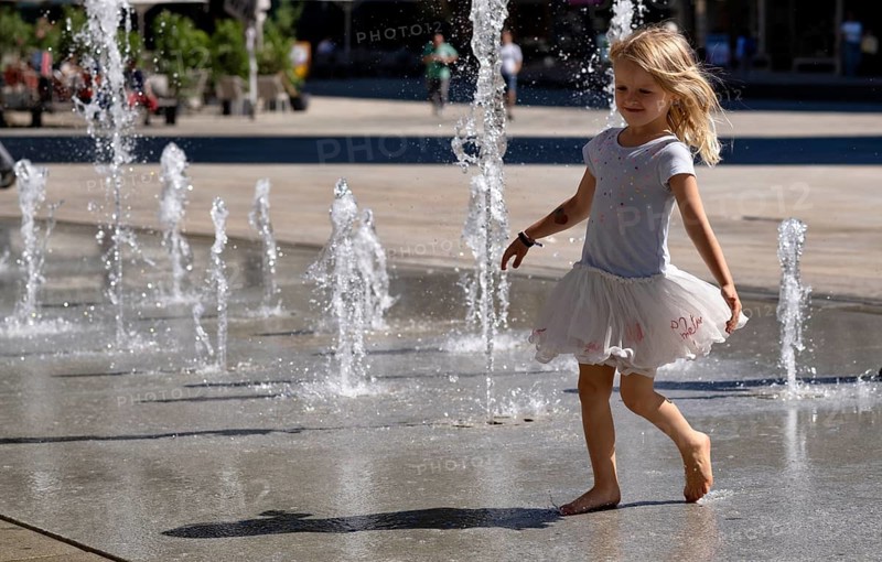 Girl, 4 years, blonde, playing barefoot with water, water playground, fountain field, market square, summer, Stuttgart, Baden-Württemberg, Germany