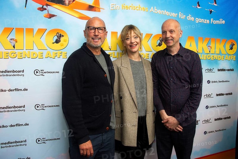 Benno Fürmann, Heike Makatsch, director and writer Veit Helmer, AKIKO DER FLIEGENDE AFFE (cinema release: 05.06.2025), Photo Call for the Berlin premiere at the Filmtheater am Friedrichshain, Berlin, 25.05.2025