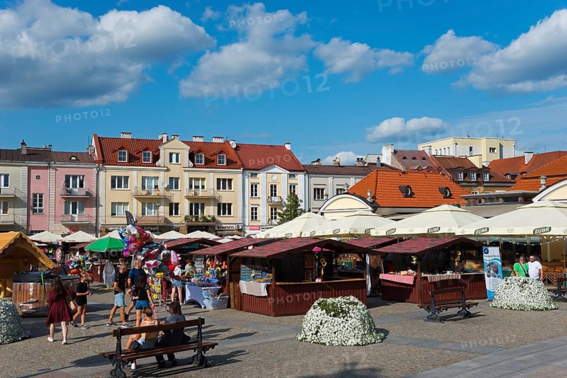 Colourful market square with stalls, people and historic buildings in the sunshine, Bialystok, Bialystok, Bjelostock, Podlaskie, Poland