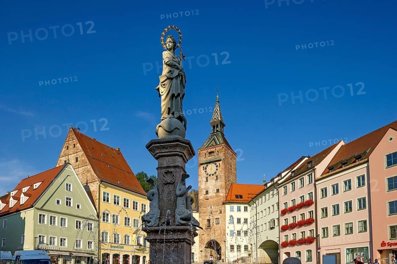Fountain statue of the Virgin Mary, baroque Marienbrunnen, medieval gate tower, town gate Schmalzturm or beautiful tower, main square, old town centre, Landsberg am Lech, Upper Bavaria, Bavaria, Germany