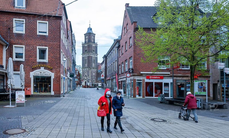 Coesfeld, North Rhine-Westphalia, Germany - Pedestrian zone in times of the corona pandemic, Coesfeld district starts as a model region in North Rhine-Westphalia with relaxations, shopping is possible again without prior appointment, St. Lamberti church at the back