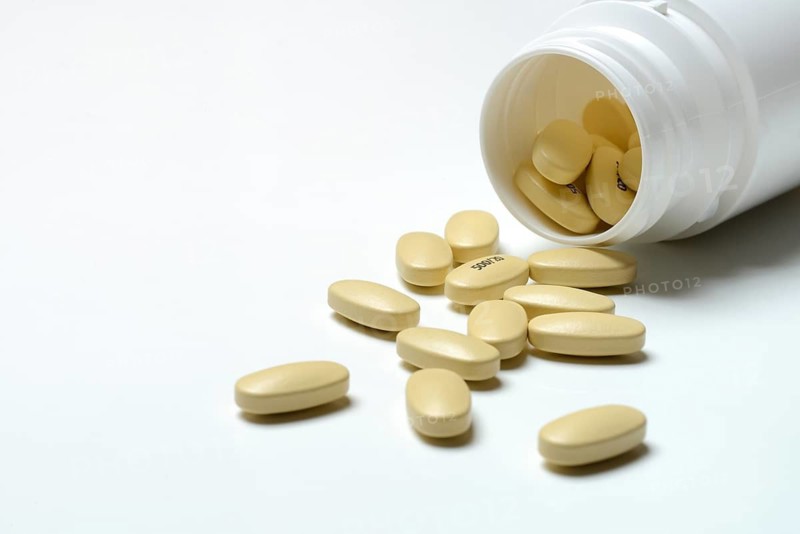 Tablets in plastic containers, health care, symbolic picture