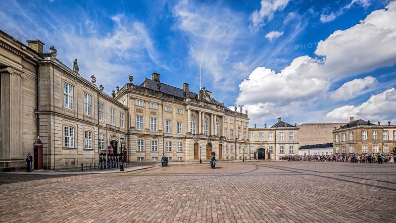 Historischer Palast unter einem bewölkten Himmel auf einem weitläufigen Platz, Kopenhagen, Dänemark