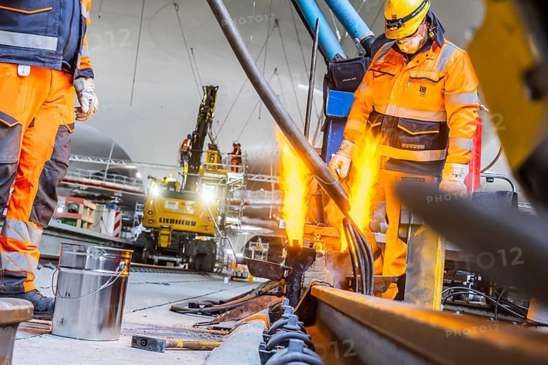 The last rails are being welded at the new main station. All the rails are now in place between Feuerbach and Wendlingen. The last gaps between the rails have been closed using the Thermit welding process. The infrastructure project is scheduled to go online at the end of 2026. Deutsche Bahn estimates the total cost of Stuttgart 21 at around eleven billion euros. Stuttgart, Baden-Württemberg, Germany