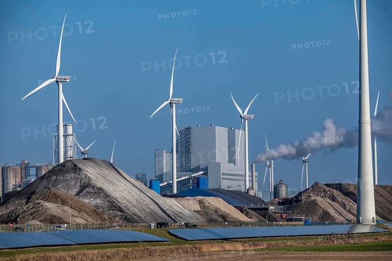 Solar park on the Slaperdijk dike near Eemshaven, test project, 17000 solar modules have been installed over 5 km, the Netherlands has over 22, 000 km of dyke line, here it is being tested whether such an installation is successful and can be expanded, wind farm, in the back the RWE coal-fired power plant Eemshavencentrale Groningen, the Netherlands