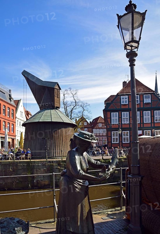Europe, Germany, Lower Saxony, Stade, Hamburg metropolitan region, Hanseatic city, Hanseatic harbour, View of the fish market, Wooden crane, Bronze sculpture fishmonger, Hamburg, Hamburg, Federal Republic of Germany