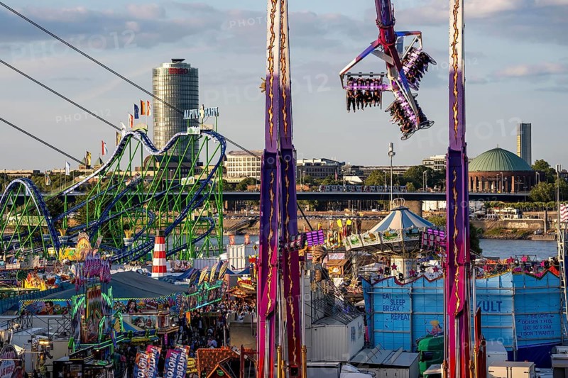 Rhine fair in the Rheinwiesen in Düsseldorf-Oberkassel, view towards Oberkassler Brücke, rides, fairground stands, full aisles, lots of visitors, North Rhine-Westphalia, Germany