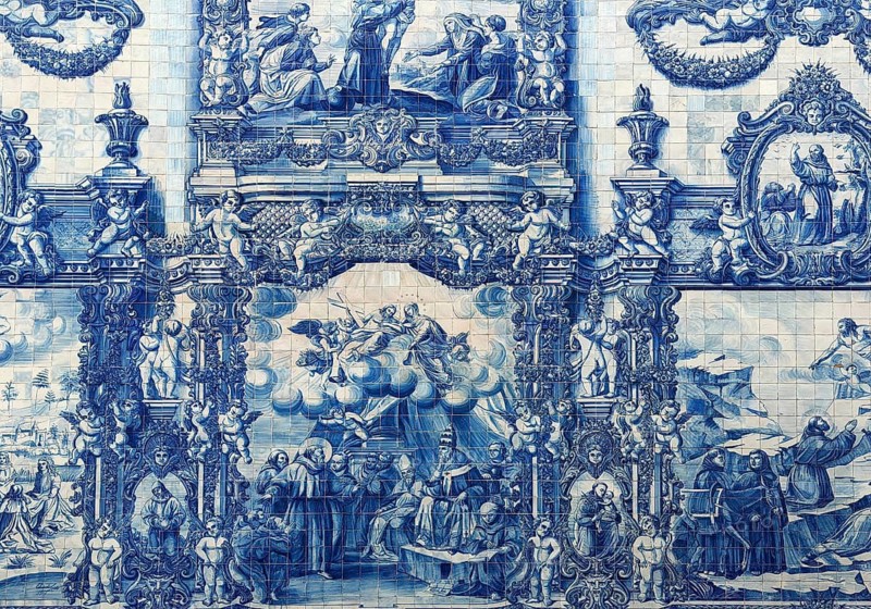 Capela das Almas de Santa Catarina, exterior façade decorated with 15947 azulejo tiles depicting scenes from the life of Saint Francis of Assisi and Saint Catherine, old town, Porto, Portugal