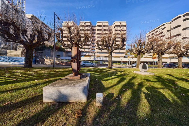 Modern architecture, metal sculpture Vincolo, lawn, trees, metal artist Massimo Ghiotti, street Riva Antonio Caccia, Lugano, district Lugano, canton Ticino, Switzerland