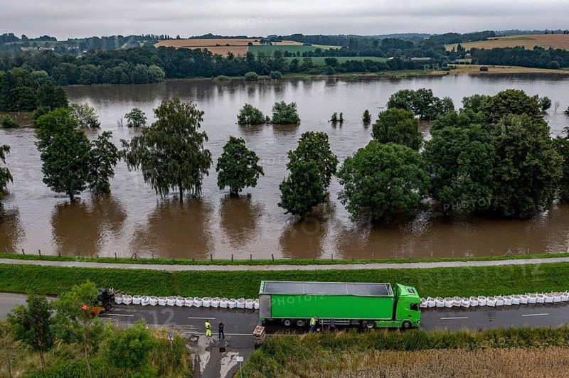 Ruhr floods near Mülheim-Menden, damage to the Ruhr dyke was sealed with large sand packs, flooded Ruhr floodplains, floods on the Ruhr, after long heavy rainfall the river left its bed and flooded the countryside and villages, the highest water level ever measured, North Rhine-Westphalia, Germany
