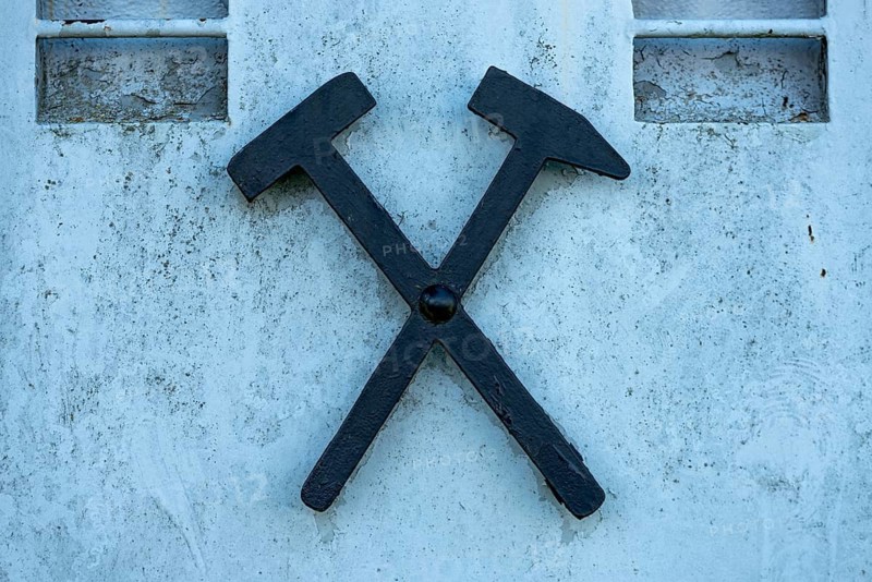 Mallet and chisel, mallet and iron, symbol of mining on a mine car, lorry for transporting lignite underground, open-air museum at Weckesheim station, Reichelsheim, Wetterau, Hesse, Germany