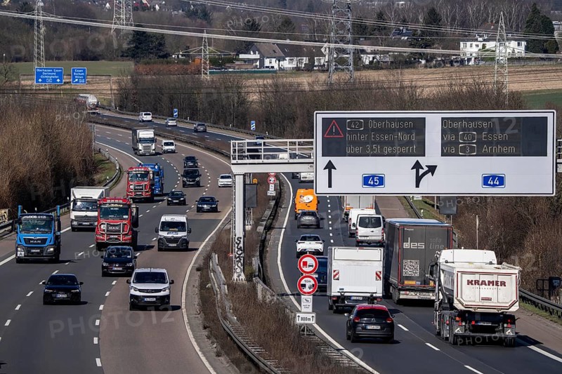 A45 motorway, shortly in front of the Dortmund-Witten motorway junction, normal traffic, digital sign bridge, notice of restrictions for vehicles over 3.5 t, due to bridge damage on a motorway bridge near Essen, North Rhine-Westphalia, Germany