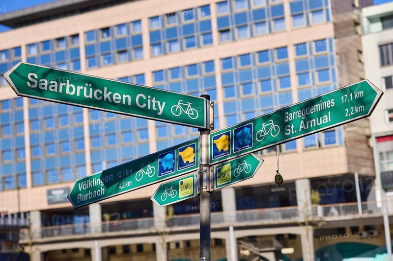 Cycle path, signposts, Saar cycle path, Saarland cycle path, VeloRoute SaarLorLux, Saarbrücken City, Völklingen, Burbach, Sarreguemines, St. Arnual, deep focus, Saarbrücken, state capital, regional association of Saarbrücken, Saarland, Germany