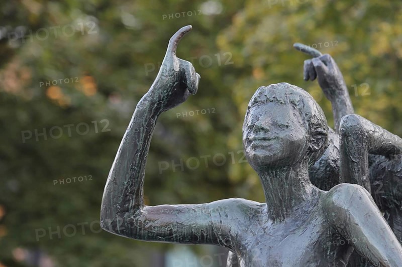 Klenkes memorial sculpture by Hubert Löneke 1970, Aachen greeting with little finger of right hand, modern art, bronze sculpture, life size, detail, gesture, arm, up, wooden ditch, old town, Aachen, Eifel, North Rhine-Westphalia, Germany