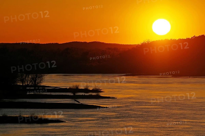 Sunset over a river with islands and orange-coloured sky, Elbe, Dömitz, Wendland, Lower Saxony, Mecklenburg-Western Pomerania, Germany